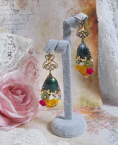 BO Jade Flowers cr&eacute;&eacute;es avec des cabochons ovales en Jade de Malaisie, des cristaux de Swarovski, perles en r&eacute;sine, des fleurs en verre avec des accessoires de qualit&eacute; 