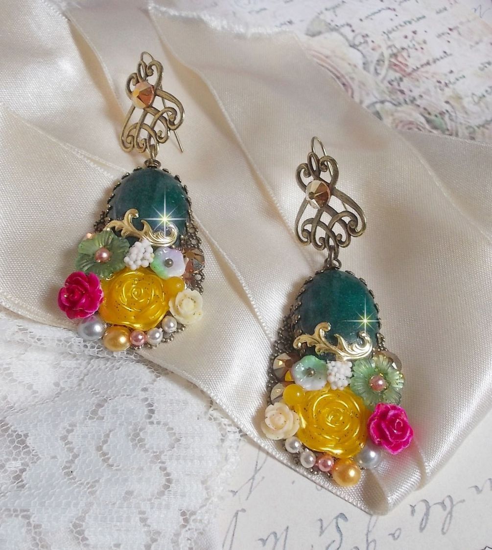 BO Jade Flowers cr&eacute;&eacute;es avec des cabochons ovales en Jade de Malaisie, des cristaux de Swarovski, perles en r&eacute;sine, des fleurs en verre avec des accessoires de qualit&eacute; 