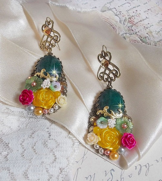 BO Jade Flowers cr&eacute;&eacute;es avec des cabochons ovales en Jade de Malaisie, des cristaux de Swarovski, perles en r&eacute;sine, des fleurs en verre avec des accessoires de qualit&eacute; 