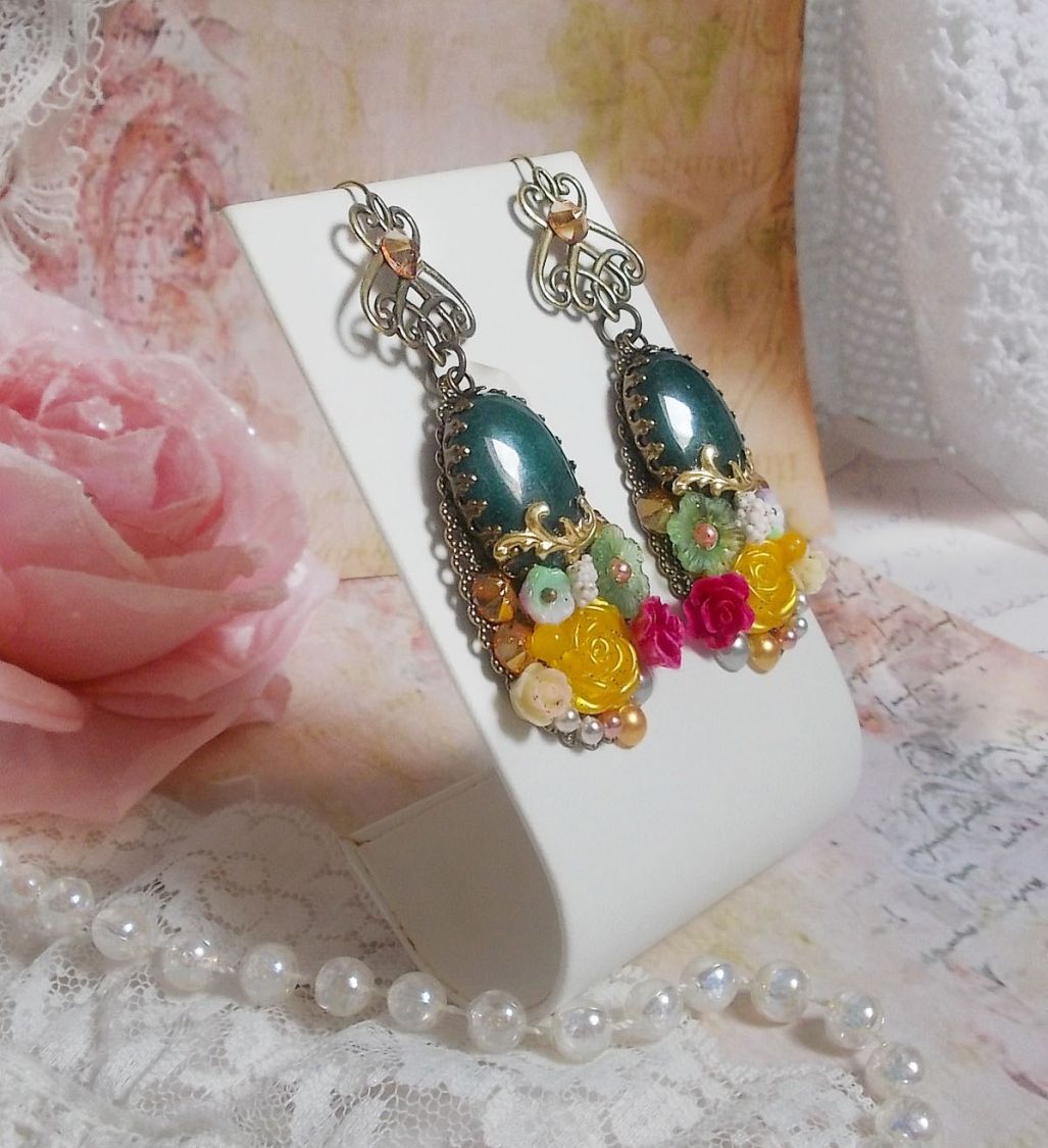 BO Jade Flowers cr&eacute;&eacute;es avec des cabochons ovales en Jade de Malaisie, des cristaux de Swarovski, perles en r&eacute;sine, des fleurs en verre avec des accessoires de qualit&eacute; 