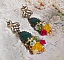 BO Jade Flowers cr&eacute;&eacute;es avec des cabochons ovales en Jade de Malaisie, des cristaux de Swarovski, perles en r&eacute;sine, des fleurs en verre avec des accessoires de qualit&eacute; 