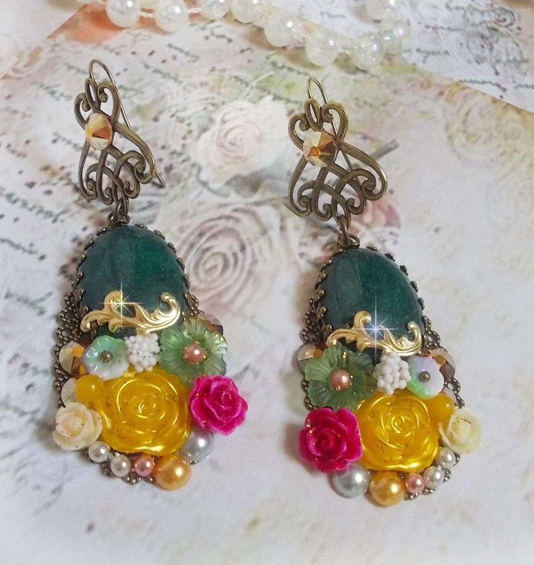 BO Jade Flowers cr&eacute;&eacute;es avec des cabochons ovales en Jade de Malaisie, des cristaux de Swarovski, perles en r&eacute;sine, des fleurs en verre avec des accessoires de qualit&eacute; 