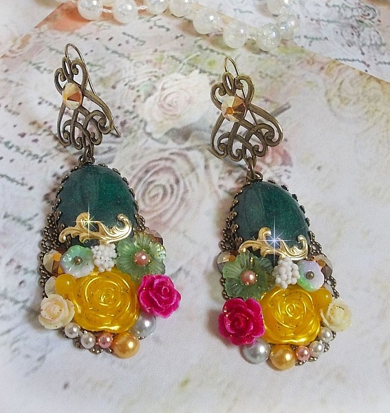 BO Jade Flowers cr&eacute;&eacute;es avec des cabochons ovales en Jade de Malaisie, des cristaux de Swarovski, perles en r&eacute;sine, des fleurs en verre avec des accessoires de qualit&eacute; 