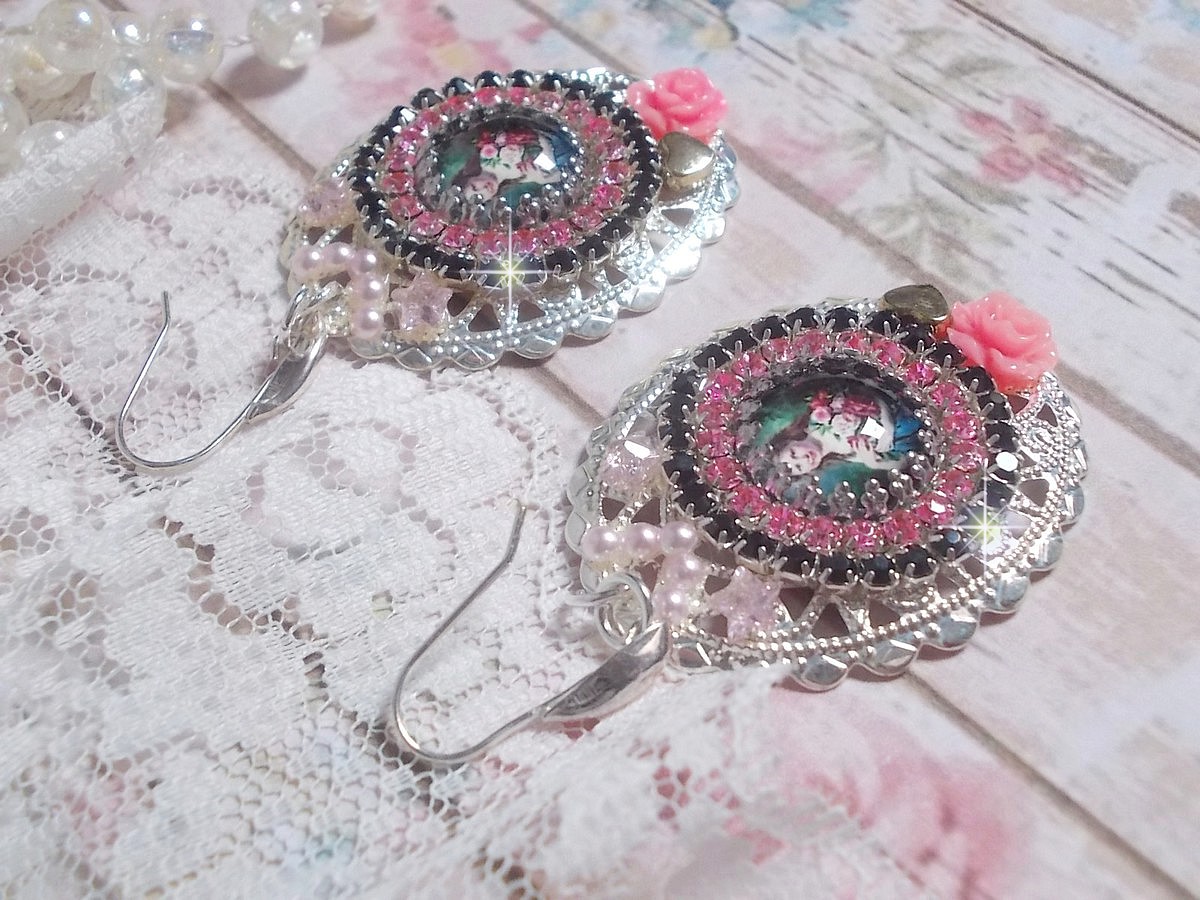 BO Jardin de Lumi&egrave;re et d&rsquo;argent mont&eacute;es avec un cabochon ovale repr&eacute;sentant une jeune femme avec des fleurs &agrave; laquelle s&rsquo;ajoute des zirconiums, perles, estampes avec crochets en Argent 925