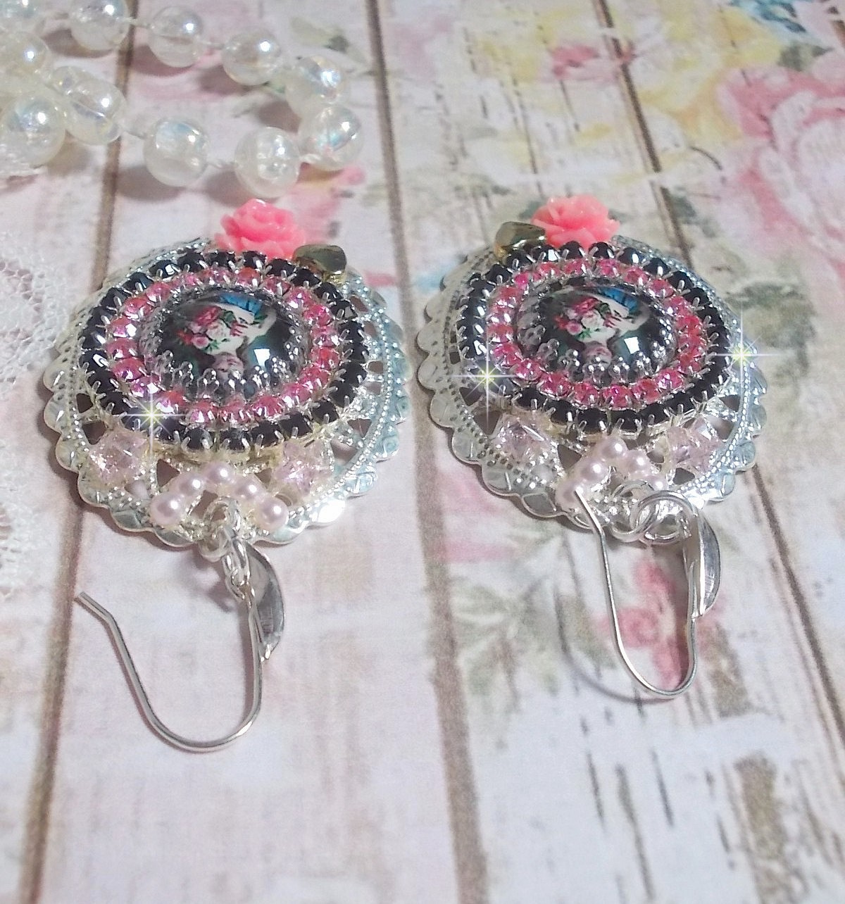 BO Jardin de Lumi&egrave;re et d&rsquo;argent mont&eacute;es avec un cabochon ovale repr&eacute;sentant une jeune femme avec des fleurs &agrave; laquelle s&rsquo;ajoute des zirconiums, perles, estampes avec crochets en Argent 925