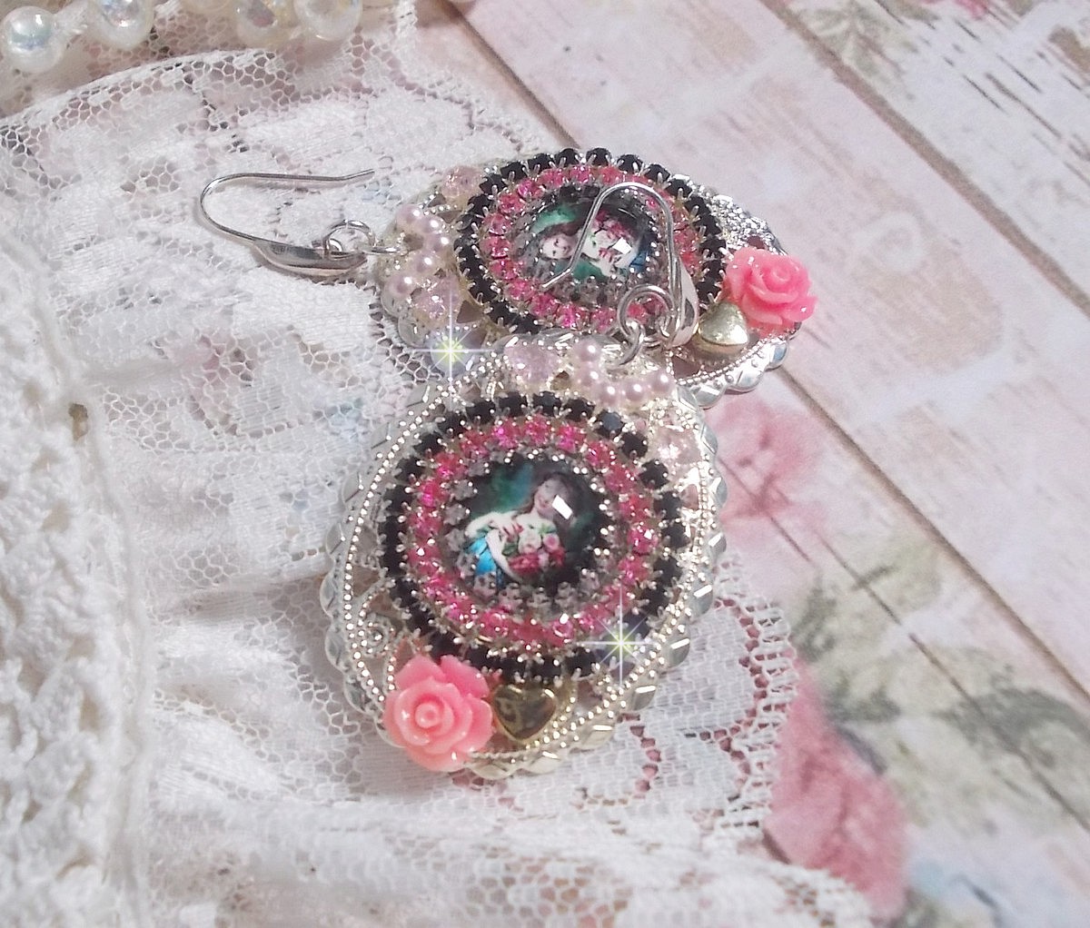 BO Jardin de Lumi&egrave;re et d&rsquo;argent mont&eacute;es avec un cabochon ovale repr&eacute;sentant une jeune femme avec des fleurs &agrave; laquelle s&rsquo;ajoute des zirconiums, perles, estampes avec crochets en Argent 925