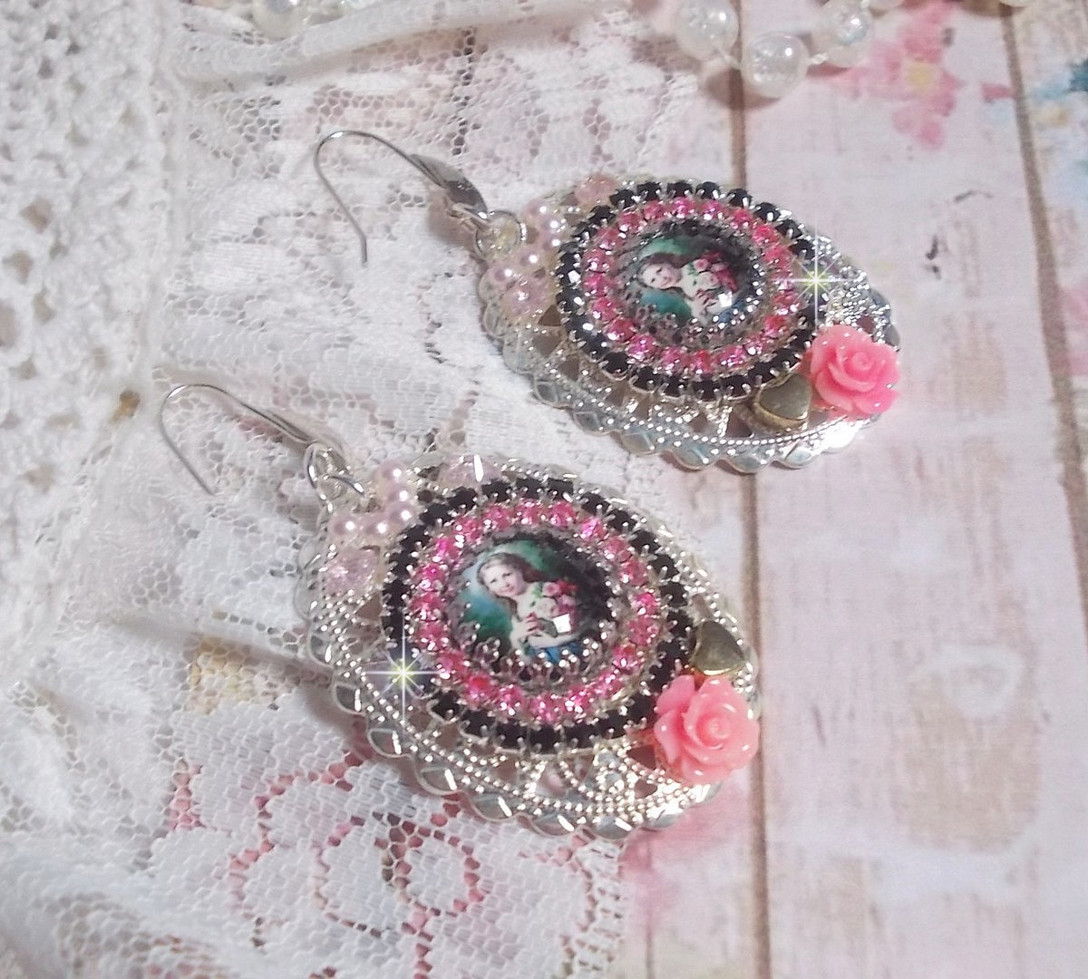 BO Jardin de Lumi&egrave;re et d&rsquo;argent mont&eacute;es avec un cabochon ovale repr&eacute;sentant une jeune femme avec des fleurs &agrave; laquelle s&rsquo;ajoute des zirconiums, perles, estampes avec crochets en Argent 925