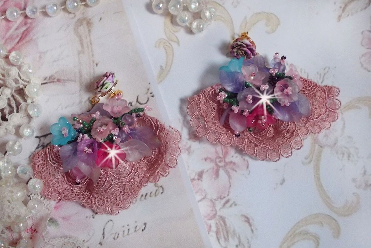 BO Jardin Po&eacute;tique brod&eacute;es sur une belle dentelle rose Antique avec des fleurs lucites et des rocailles