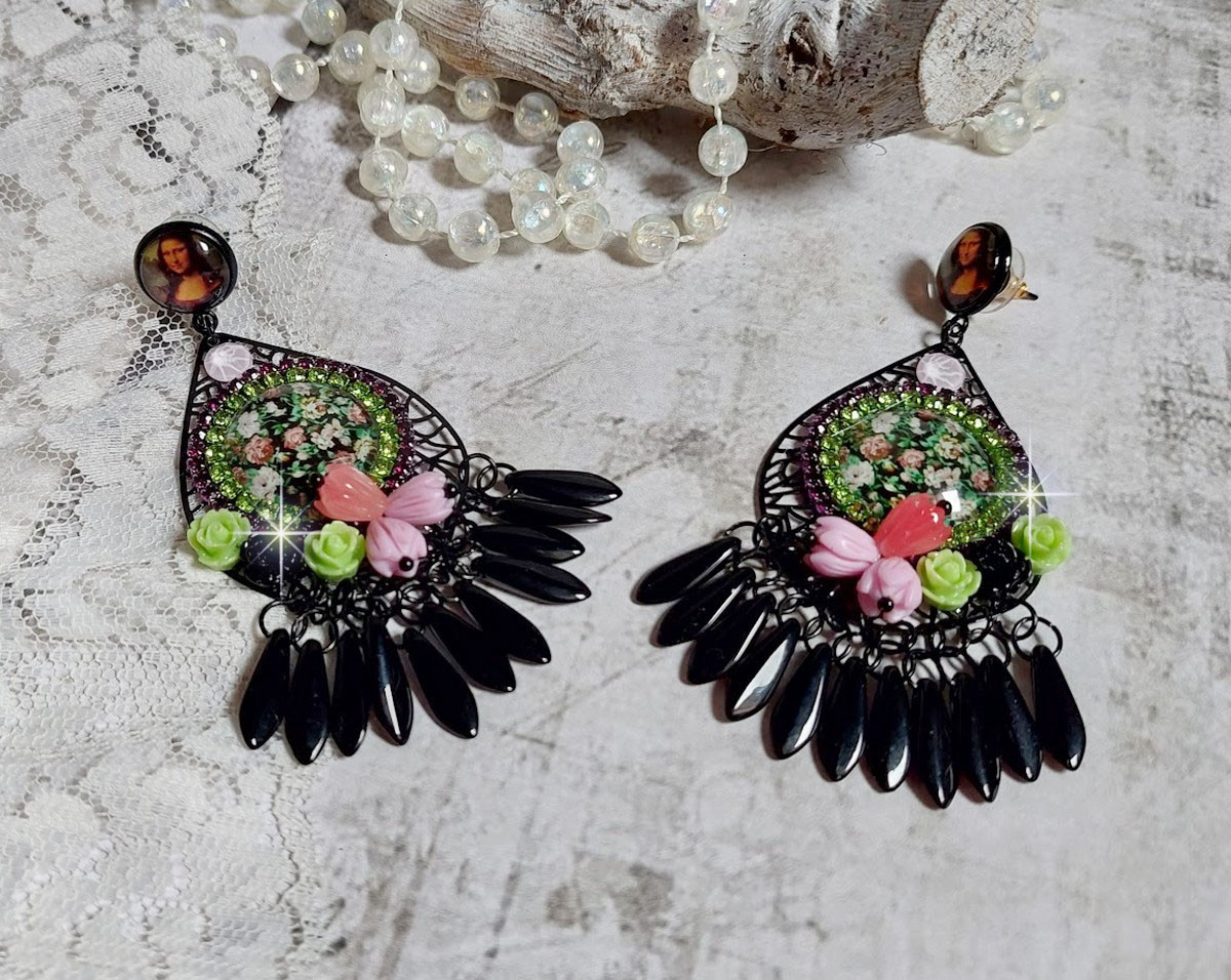 BO La Jocondine mont&eacute;es avec estampes, cabochons verre, dagues, perles r&eacute;sine et perles cristal Swarovski