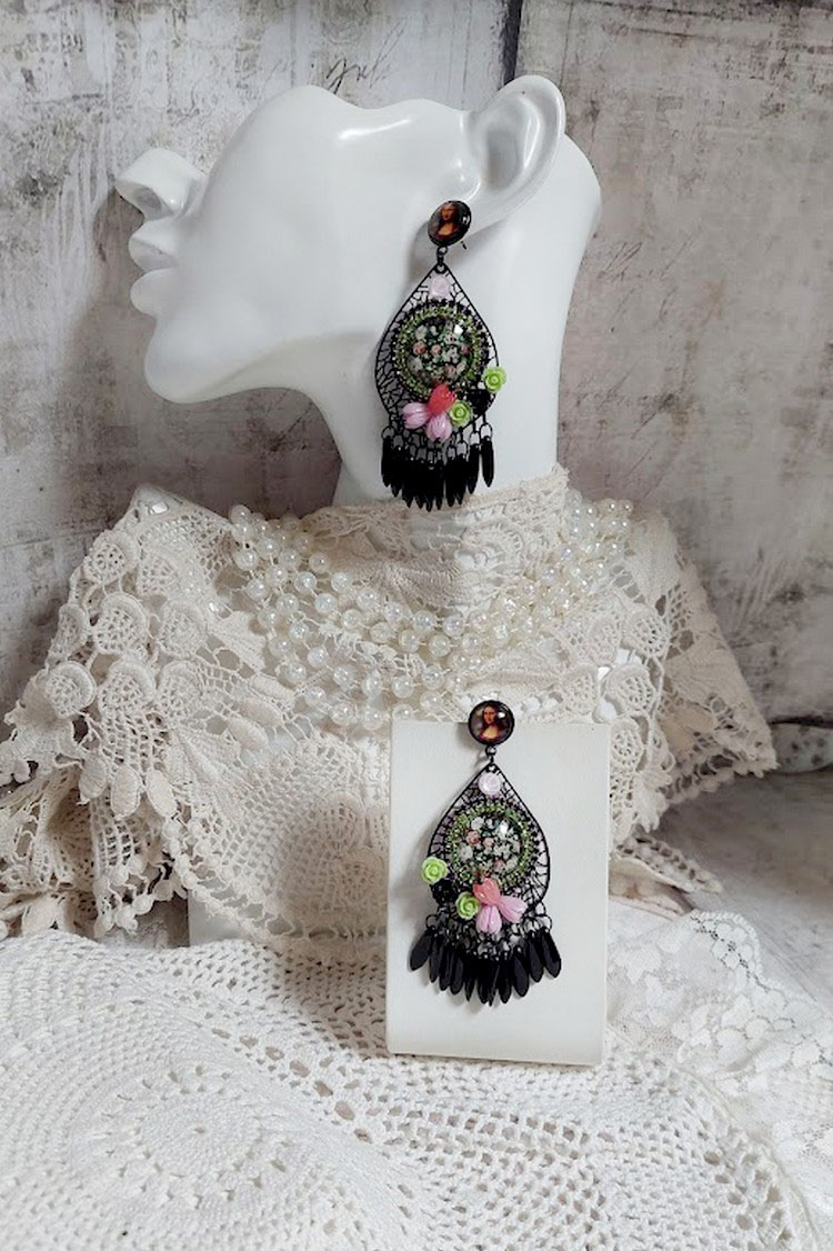 BO La Jocondine mont&eacute;es avec estampes, cabochons verre, dagues, perles r&eacute;sine et perles cristal Swarovski