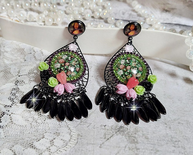 BO La Jocondine mont&eacute;es avec estampes, cabochons verre, dagues, perles r&eacute;sine et perles cristal Swarovski