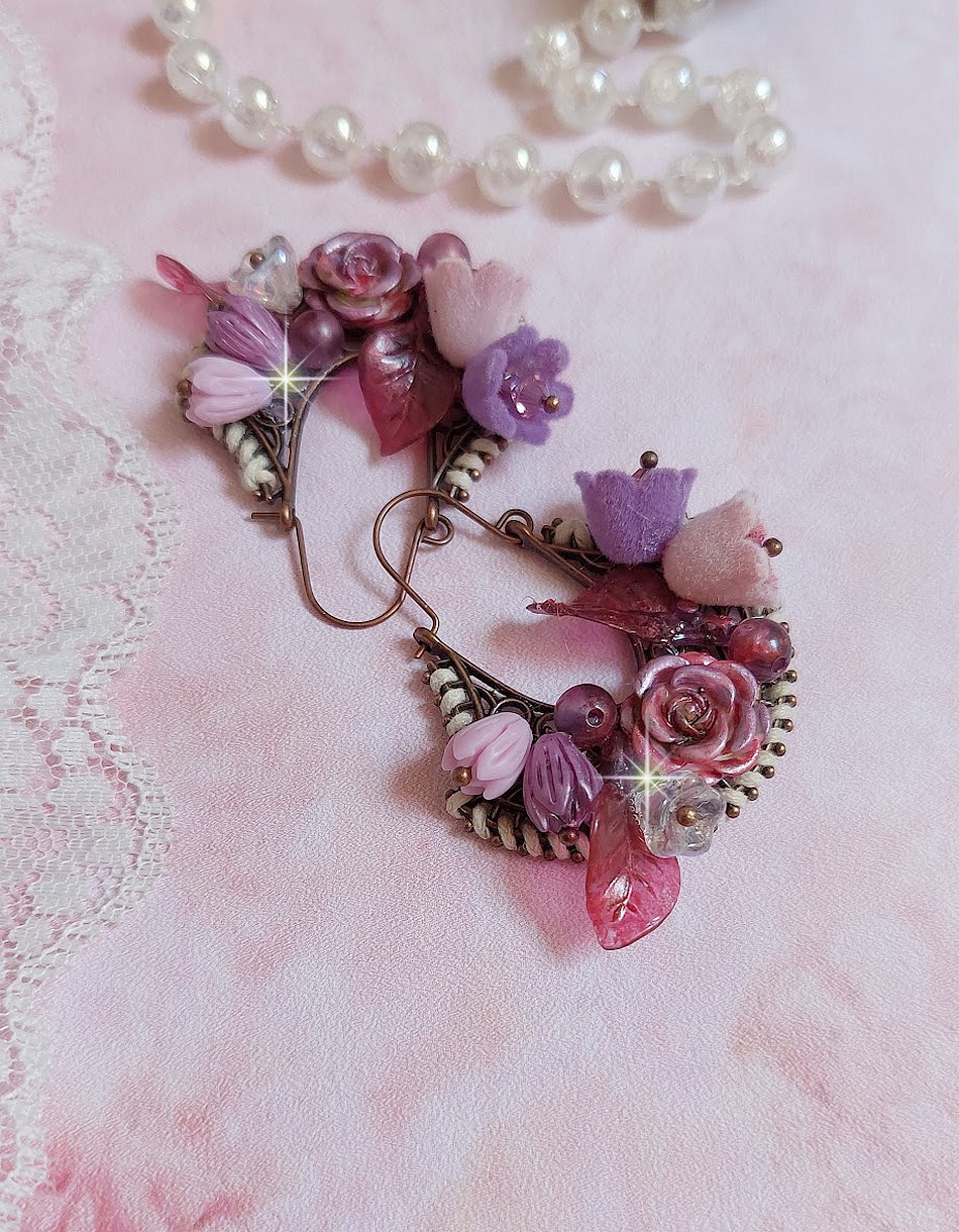 BO Jouvence cr&eacute;&eacute;es avec fleurs clochettes, boutons de roses, orchid&eacute;es, feuilles, perles rondes, cristaux  et boucles demi-lune