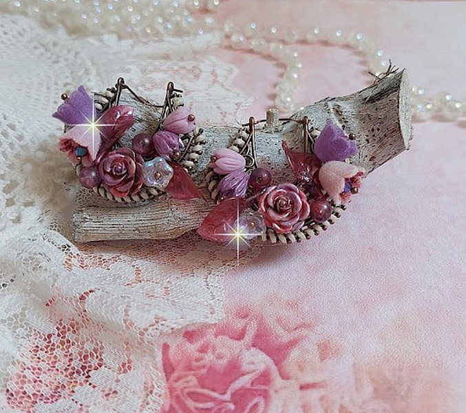 BO Jouvence cr&eacute;&eacute;es avec fleurs clochettes, boutons de roses, orchid&eacute;es, feuilles, perles rondes, cristaux  et boucles demi-lune