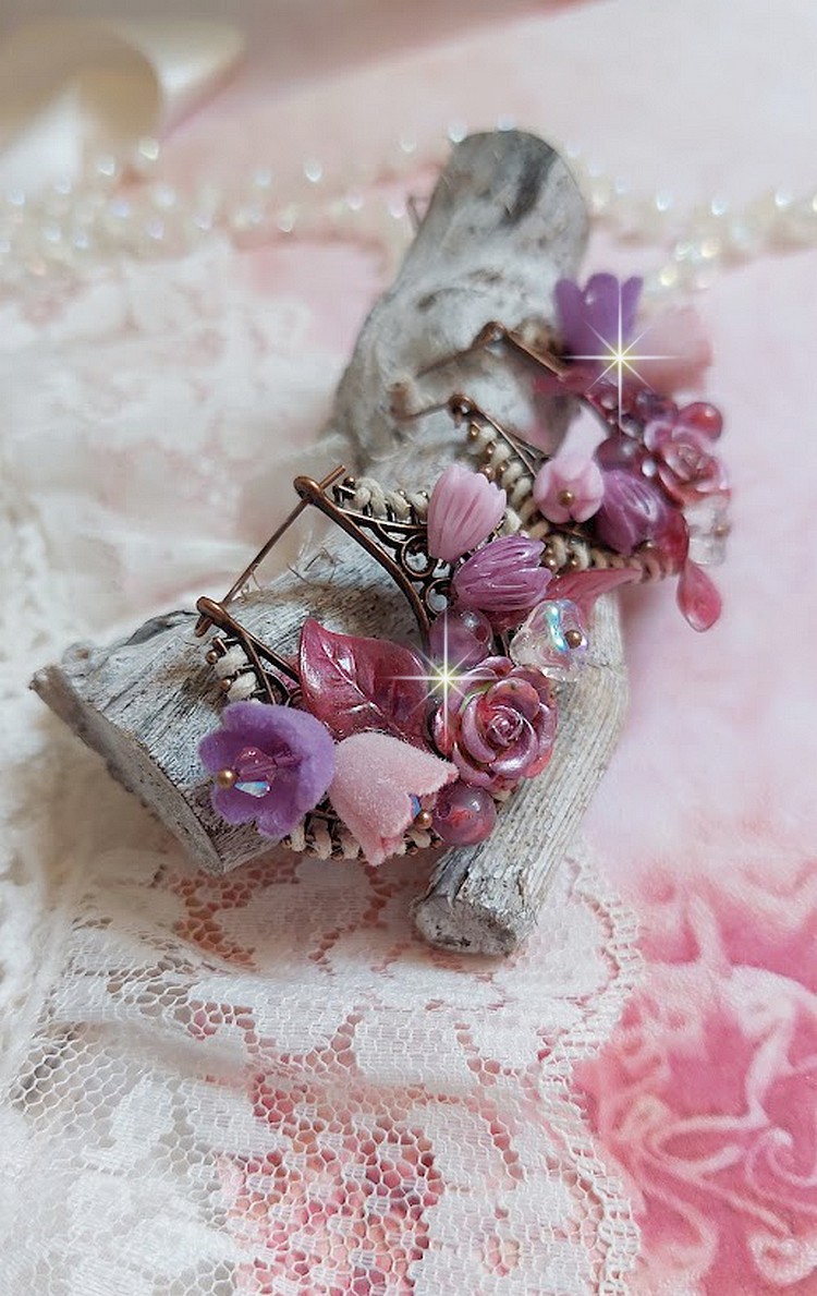BO Jouvence cr&eacute;&eacute;es avec fleurs clochettes, boutons de roses, orchid&eacute;es, feuilles, perles rondes, cristaux  et boucles demi-lune