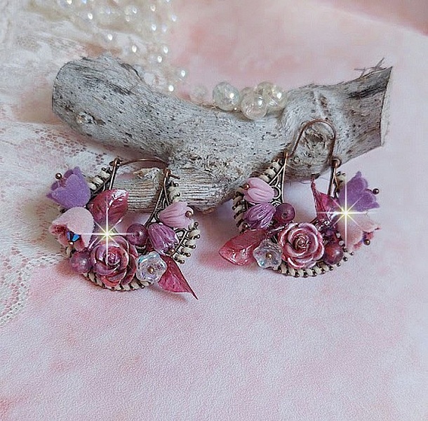 BO Jouvence cr&eacute;&eacute;es avec fleurs clochettes, boutons de roses, orchid&eacute;es, feuilles, perles rondes, cristaux  et boucles demi-lune