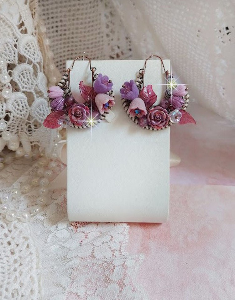 BO Jouvence cr&eacute;&eacute;es avec fleurs clochettes, boutons de roses, orchid&eacute;es, feuilles, perles rondes, cristaux  et boucles demi-lune
