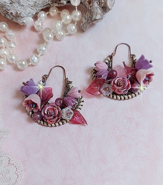 BO Jouvence cr&eacute;&eacute;es avec fleurs clochettes, boutons de roses, orchid&eacute;es, feuilles, perles rondes, cristaux  et boucles demi-lune
