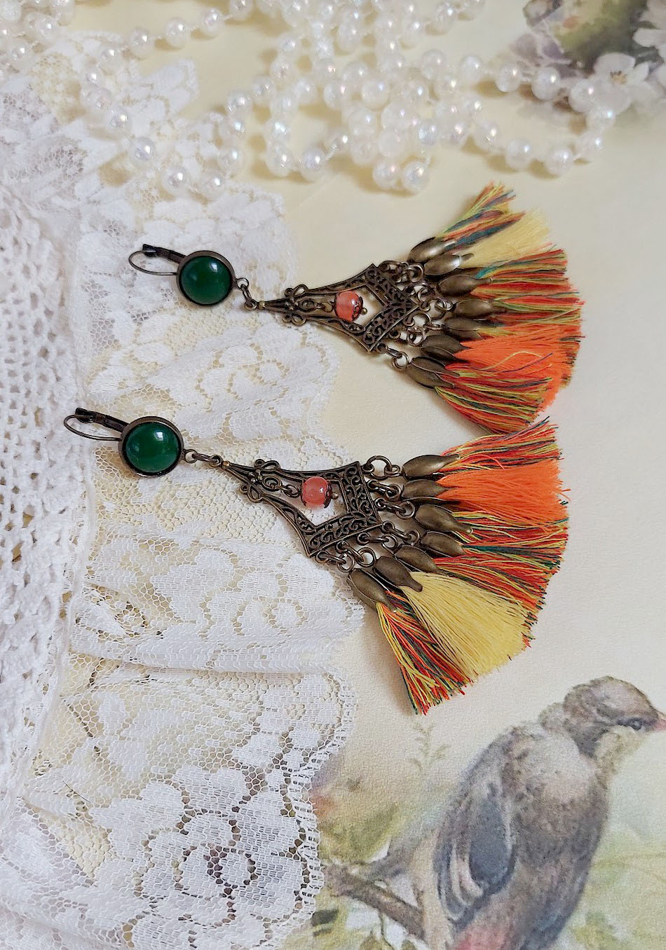 BO Kal&eacute;idoscope avec pompons multicolores, perles r&eacute;sines, pendentifs et dormeuses m&eacute;tal