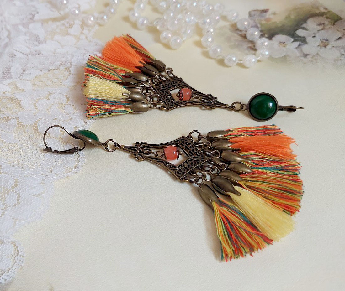 BO Kal&eacute;idoscope avec pompons multicolores, perles r&eacute;sines, pendentifs et dormeuses m&eacute;tal