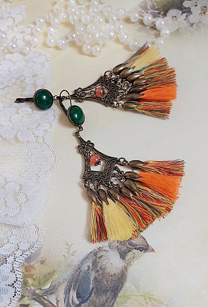 BO Kal&eacute;idoscope avec pompons multicolores, perles r&eacute;sines, pendentifs et dormeuses m&eacute;tal