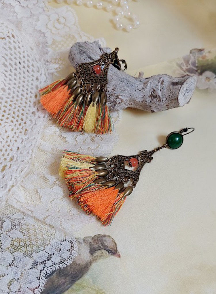 BO Kal&eacute;idoscope avec pompons multicolores, perles r&eacute;sines, pendentifs et dormeuses m&eacute;tal