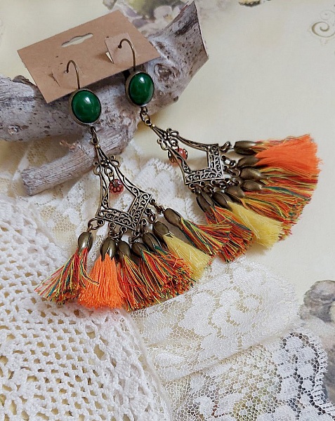 BO Kal&eacute;idoscope avec pompons multicolores, perles r&eacute;sines, pendentifs et dormeuses m&eacute;tal