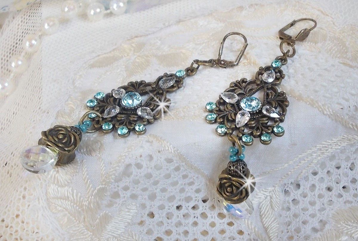BO Lady in Blue mont&eacute;es avec des chandeliers, intercalaires rondes en forme de fleur, cristaux, poires en Zirconium, rocailles en Verre sur dormeuses en Laiton