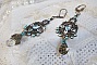 BO Lady in Blue mont&eacute;es avec des chandeliers, intercalaires rondes en forme de fleur, cristaux, poires en Zirconium, rocailles en Verre sur dormeuses en Laiton