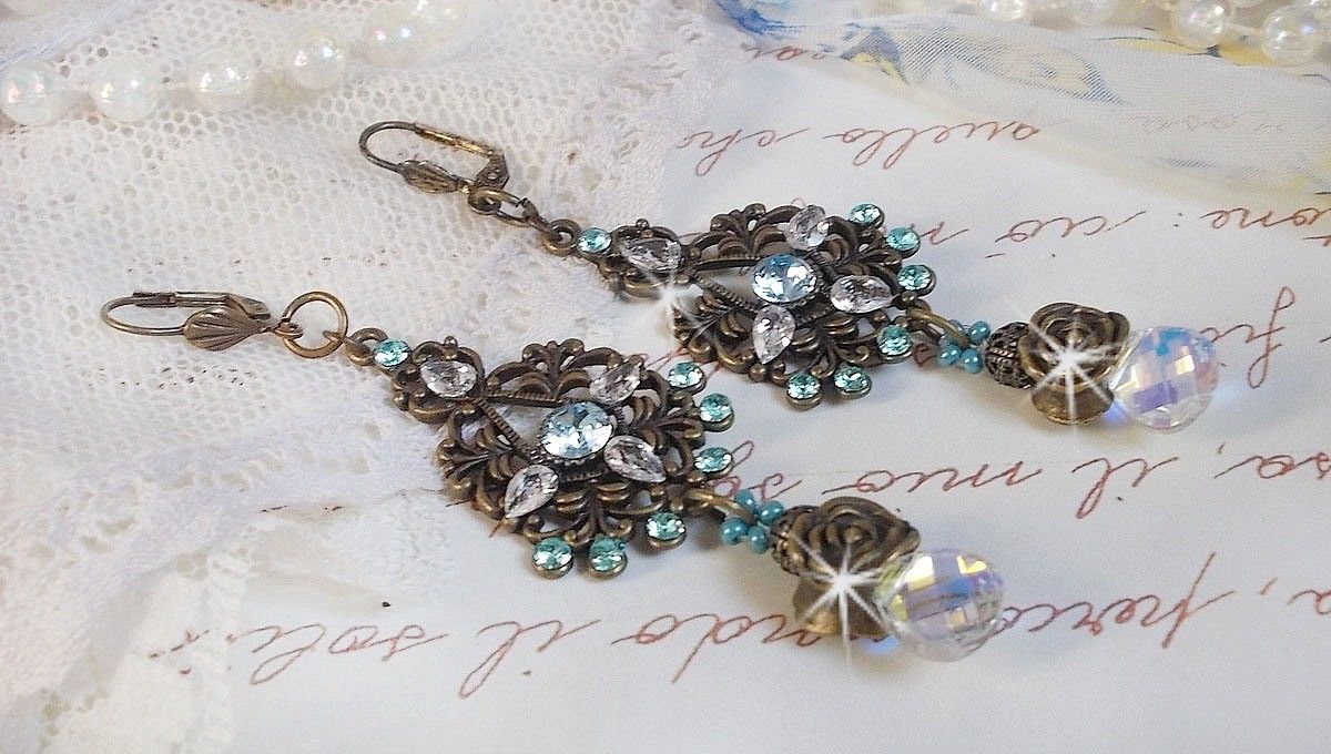 BO Lady in Blue mont&eacute;es avec des chandeliers, intercalaires rondes en forme de fleur, cristaux, poires en Zirconium, rocailles en Verre sur dormeuses en Laiton