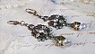 BO Lady in Blue mont&eacute;es avec des chandeliers, intercalaires rondes en forme de fleur, cristaux, poires en Zirconium, rocailles en Verre sur dormeuses en Laiton