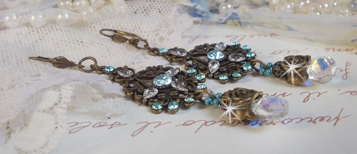 BO Lady in Blue mont&eacute;es avec des chandeliers, intercalaires rondes en forme de fleur, cristaux, poires en Zirconium, rocailles en Verre sur dormeuses en Laiton