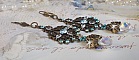 BO Lady in Blue mont&eacute;es avec des chandeliers, intercalaires rondes en forme de fleur, cristaux, poires en Zirconium, rocailles en Verre sur dormeuses en Laiton
