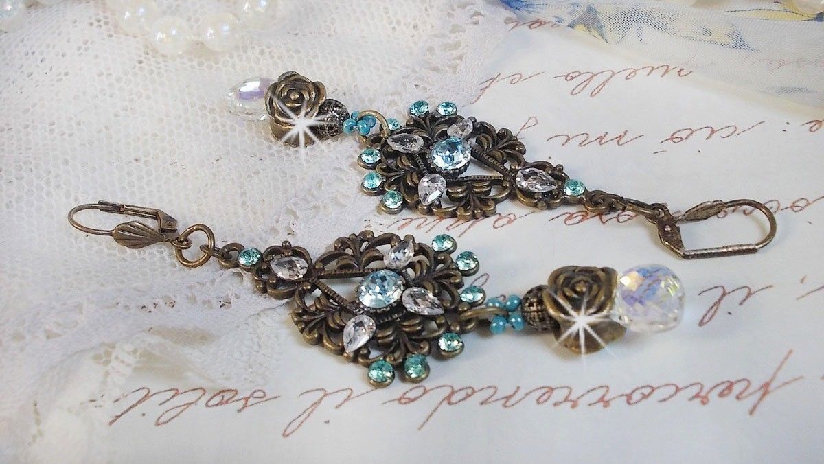 BO Lady in Blue mont&eacute;es avec des chandeliers, intercalaires rondes en forme de fleur, cristaux, poires en Zirconium, rocailles en Verre sur dormeuses en Laiton