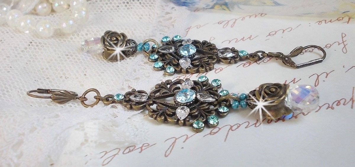 BO Lady in Blue mont&eacute;es avec des chandeliers, intercalaires rondes en forme de fleur, cristaux, poires en Zirconium, rocailles en Verre sur dormeuses en Laiton