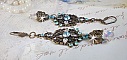 BO Lady in Blue mont&eacute;es avec des chandeliers, intercalaires rondes en forme de fleur, cristaux, poires en Zirconium, rocailles en Verre sur dormeuses en Laiton