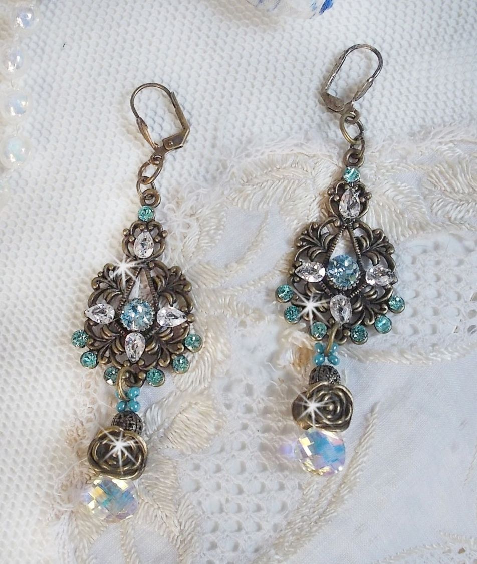BO Lady in Blue mont&eacute;es avec des chandeliers, intercalaires rondes en forme de fleur, cristaux, poires en Zirconium, rocailles en Verre sur dormeuses en Laiton