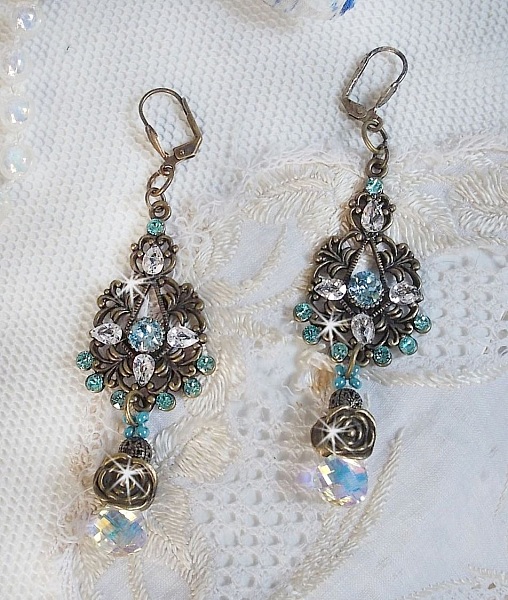 BO Lady in Blue mont&eacute;es avec des chandeliers, intercalaires rondes en forme de fleur, cristaux, poires en Zirconium, rocailles en Verre sur dormeuses en Laiton
