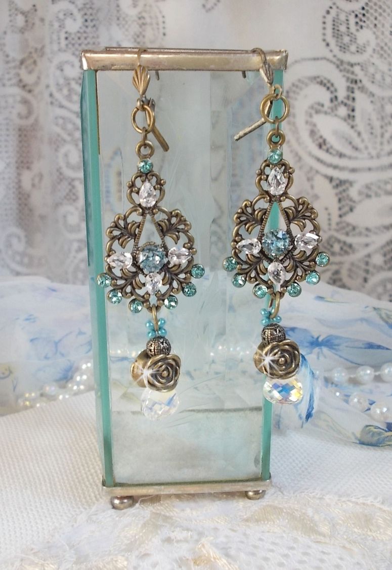 BO Lady in Blue mont&eacute;es avec des chandeliers, intercalaires rondes en forme de fleur, cristaux, poires en Zirconium, rocailles en Verre sur dormeuses en Laiton