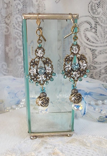 BO Lady in Blue mont&eacute;es avec des chandeliers, intercalaires rondes en forme de fleur, cristaux, poires en Zirconium, rocailles en Verre sur dormeuses en Laiton
