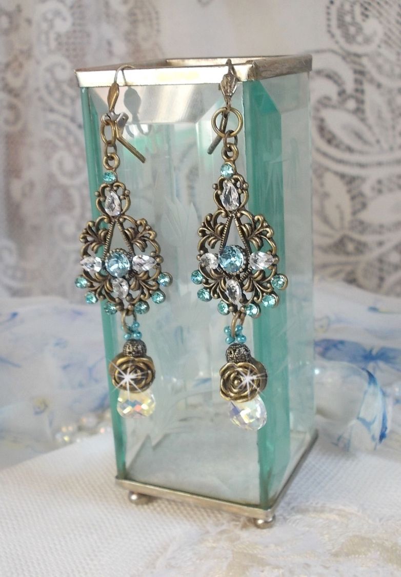 BO Lady in Blue mont&eacute;es avec des chandeliers, intercalaires rondes en forme de fleur, cristaux, poires en Zirconium, rocailles en Verre sur dormeuses en Laiton