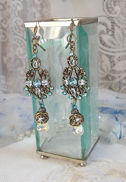 BO Lady in Blue mont&eacute;es avec des chandeliers, intercalaires rondes en forme de fleur, cristaux, poires en Zirconium, rocailles en Verre sur dormeuses en Laiton