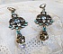BO Lady in Blue mont&eacute;es avec des chandeliers, intercalaires rondes en forme de fleur, cristaux, poires en Zirconium, rocailles en Verre sur dormeuses en Laiton