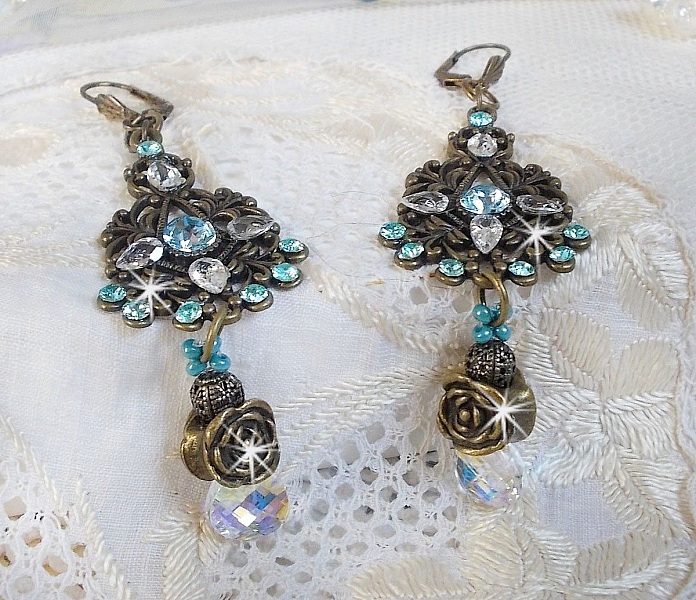BO Lady in Blue mont&eacute;es avec des chandeliers, intercalaires rondes en forme de fleur, cristaux, poires en Zirconium, rocailles en Verre sur dormeuses en Laiton