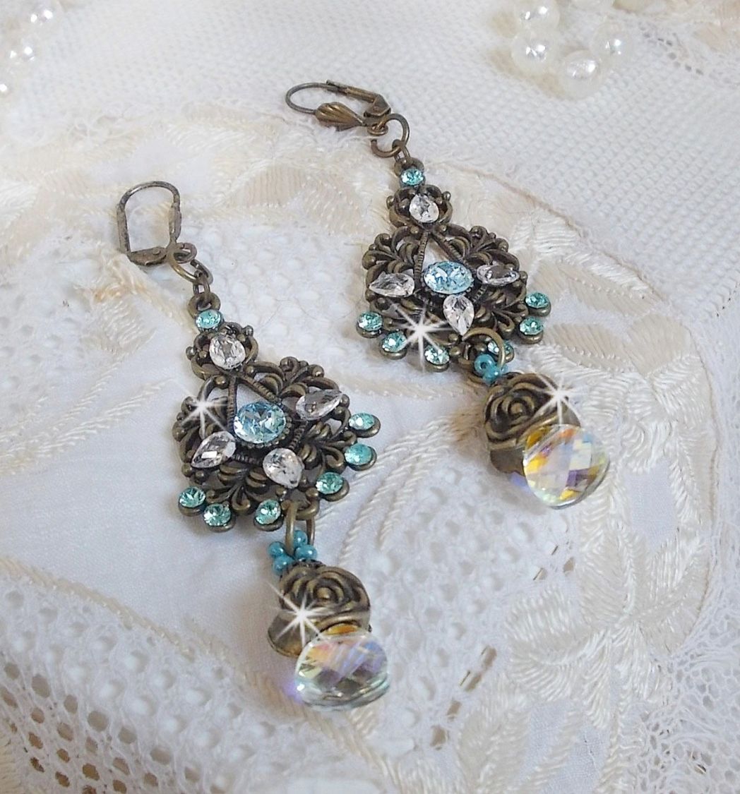 BO Lady in Blue mont&eacute;es avec des chandeliers, intercalaires rondes en forme de fleur, cristaux, poires en Zirconium, rocailles en Verre sur dormeuses en Laiton