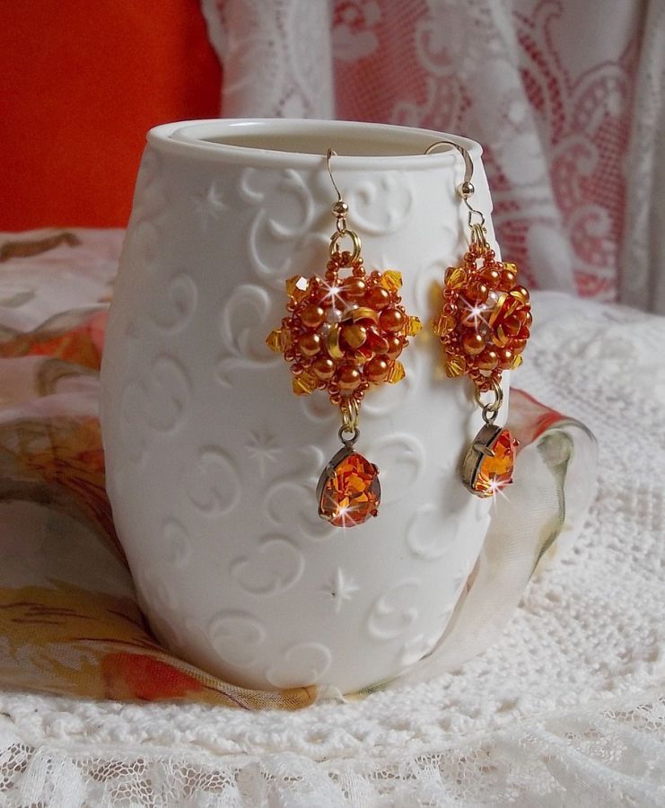 BO Lady in Orange brod&eacute;es avec des cabochons en forme de rose orn&eacute;s de perles rondes nacr&eacute;es, rocailles &agrave; laquelle s'ajoute des poires en Cristal de Swarovski. Mont&eacute;es sur des crochets Gold Filled  