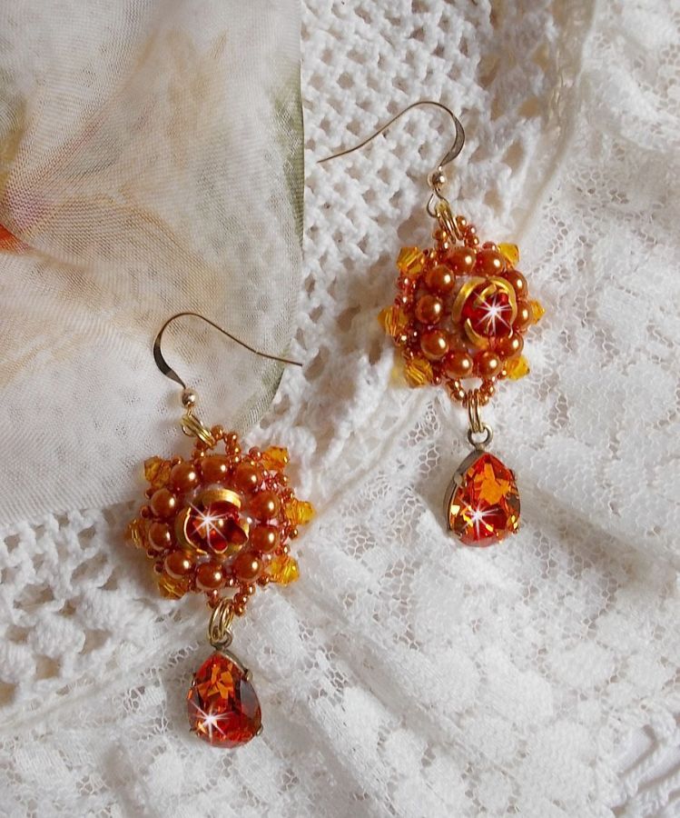 BO Lady in Orange brod&eacute;es avec des cabochons en forme de rose orn&eacute;s de perles rondes nacr&eacute;es, rocailles &agrave; laquelle s'ajoute des poires en Cristal de Swarovski. Mont&eacute;es sur des crochets Gold Filled  