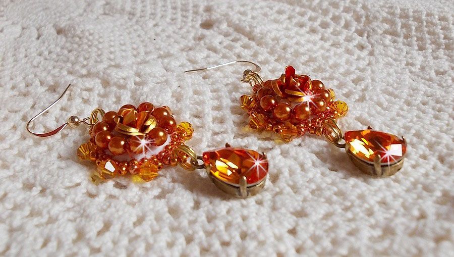 BO Lady in Orange brod&eacute;es avec des cabochons en forme de rose orn&eacute;s de perles rondes nacr&eacute;es, rocailles &agrave; laquelle s'ajoute des poires en Cristal de Swarovski. Mont&eacute;es sur des crochets Gold Filled  
