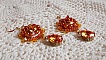 BO Lady in Orange brod&eacute;es avec des cabochons en forme de rose orn&eacute;s de perles rondes nacr&eacute;es, rocailles &agrave; laquelle s'ajoute des poires en Cristal de Swarovski. Mont&eacute;es sur des crochets Gold Filled  