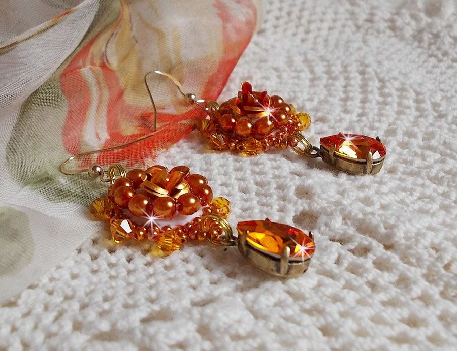 BO Lady in Orange brod&eacute;es avec des cabochons en forme de rose orn&eacute;s de perles rondes nacr&eacute;es, rocailles &agrave; laquelle s'ajoute des poires en Cristal de Swarovski. Mont&eacute;es sur des crochets Gold Filled  