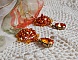 BO Lady in Orange brod&eacute;es avec des cabochons en forme de rose orn&eacute;s de perles rondes nacr&eacute;es, rocailles &agrave; laquelle s'ajoute des poires en Cristal de Swarovski. Mont&eacute;es sur des crochets Gold Filled  